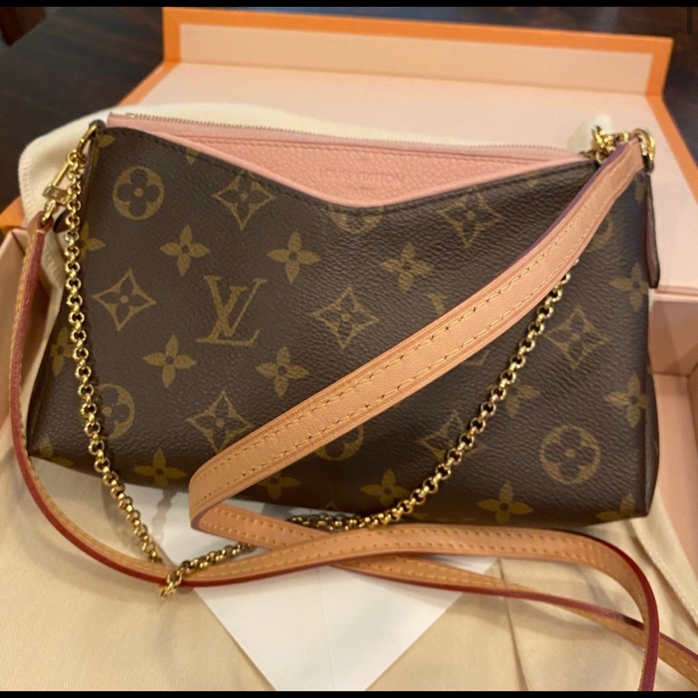 🔥S O L D 🔥 Louis Vuitton Monogram Pallas Clutch